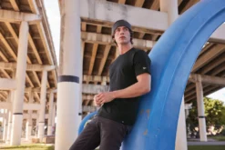 OUTLET-New Era Heritage Blend Crew Tee 22 OUTLET-New Era Heritage Blend Crew Tee -Thread Logic Store NEA100 Black Model Lifestyle FA23 ES24 scaled