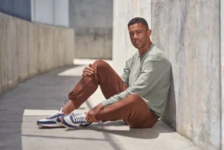 OUTLET-Nike Club Fleece Sleeve Swoosh Crew -Thread Logic Store NKFD9863 DarkGreyHeather Model SP24 1 scaled