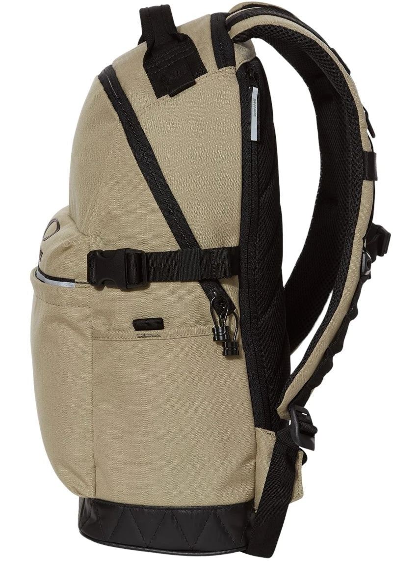 OUTLET-Oakley 23L Utility Backpack 7 OUTLET-Oakley 23L Utility Backpack - Image 7